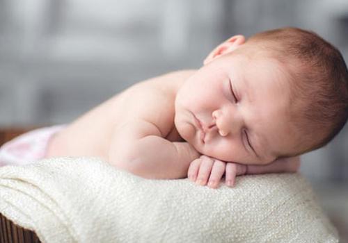 哄睡不当会伤宝宝大脑，如何哄睡宝宝